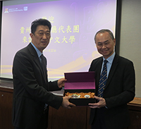 中大副校長霍泰輝教授（右）致送紀念品予貴州省教育廳王碧海副廳長